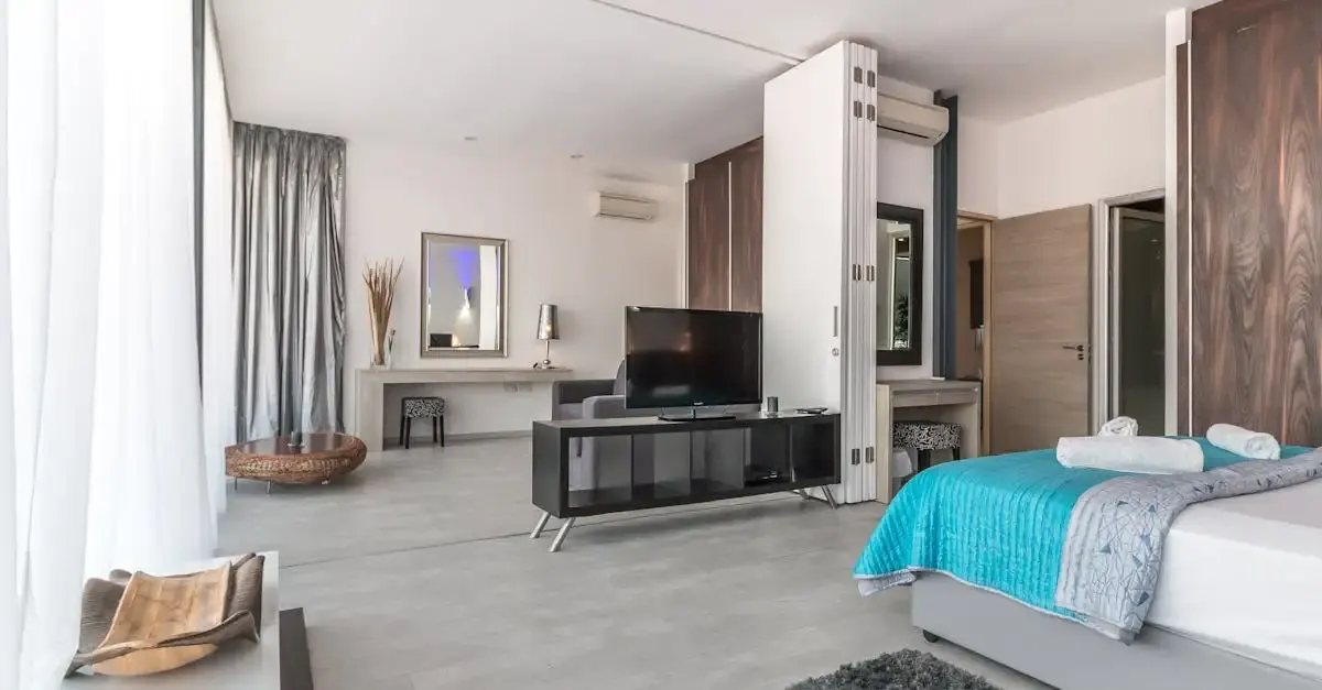 Luxe bedden met tv voor een moderne slaapkamer